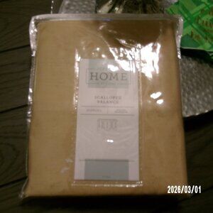 NEW JC PENNEY SUPREME SOFT GOLD SCALLOPED VALANCE 85"W X 18" LEN. NIP RET. $60